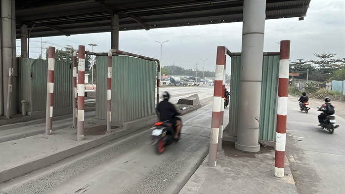 CLIP 3 trạm thu ph&iacute; bỏ hoang như những 'l&ocirc; cốt' &aacute;n ngữ tr&ecirc;n Quốc lộ 1,51 kết nối Đồng Nai với TPHCM - Ảnh 16.