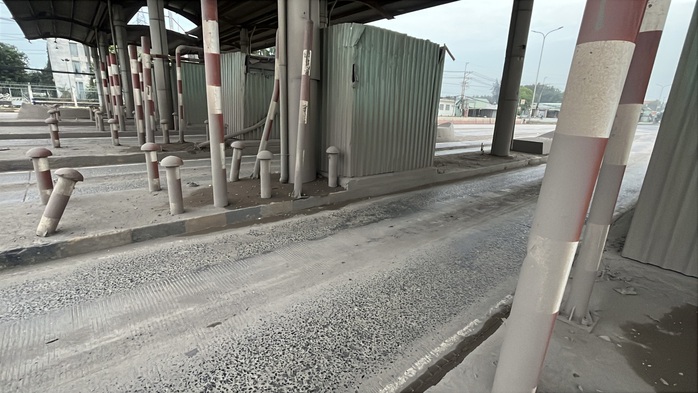 CLIP 3 trạm thu ph&iacute; bỏ hoang như những 'l&ocirc; cốt' &aacute;n ngữ tr&ecirc;n Quốc lộ 1,51 kết nối Đồng Nai với TPHCM - Ảnh 17.