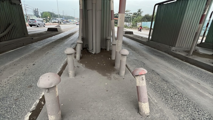 CLIP 3 trạm thu ph&iacute; bỏ hoang như những 'l&ocirc; cốt' &aacute;n ngữ tr&ecirc;n Quốc lộ 1,51 kết nối Đồng Nai với TPHCM - Ảnh 18.