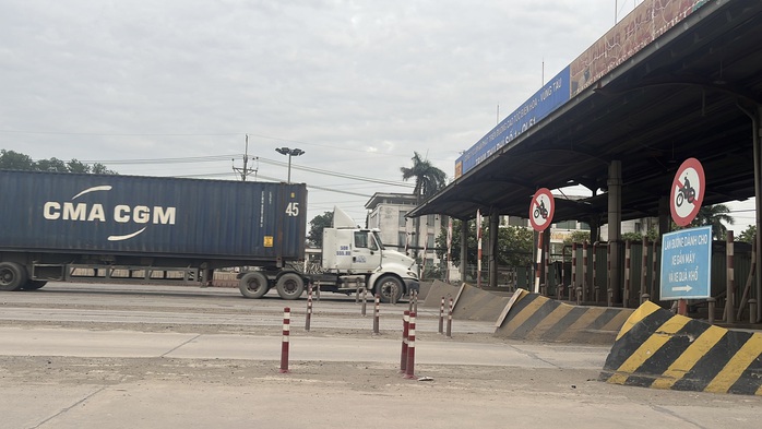 CLIP 3 trạm thu ph&iacute; bỏ hoang như những 'l&ocirc; cốt' &aacute;n ngữ tr&ecirc;n Quốc lộ 1,51 kết nối Đồng Nai với TPHCM - Ảnh 19.