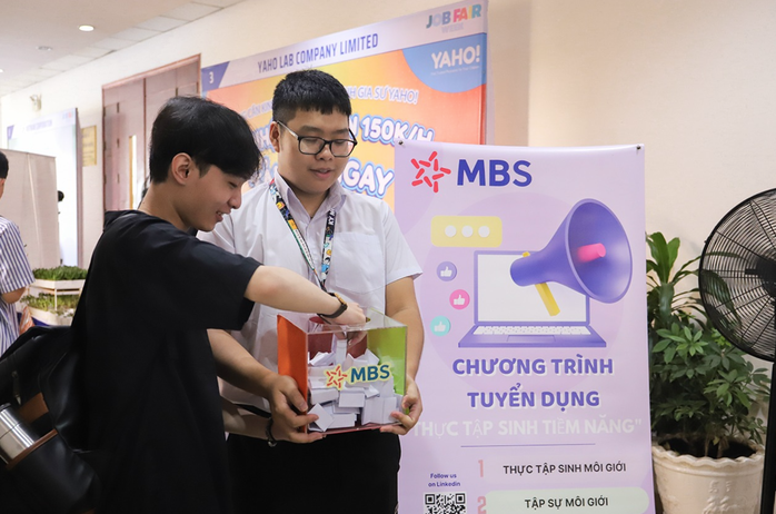 G&oacute;c nghịch l&yacute;: Doanh nghiệp thiếu người, ứng vi&ecirc;n vẫn thất nghiệp - Ảnh 1.