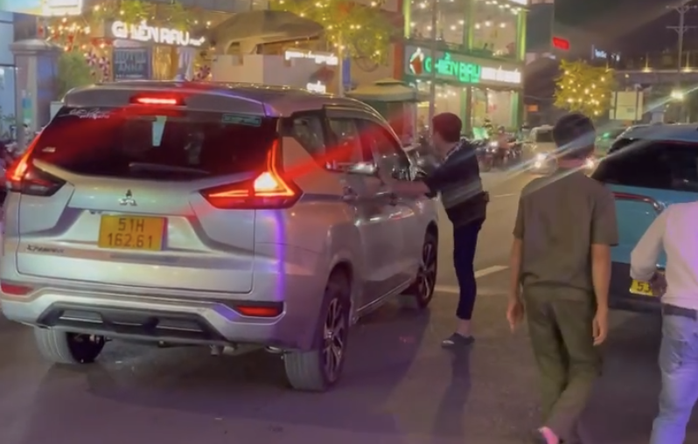 TPHCM Khởi tố người đàn ông đánh tài xế công nghệ và phá ô tô - Ảnh 2. TPHCM Khởi tố người đàn ông đánh tài xế công nghệ và phá ô tô - Ảnh 2.