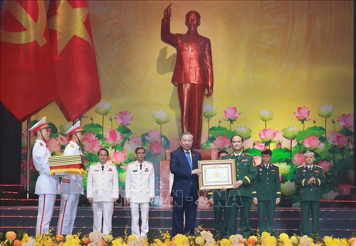 Tổng B&iacute; thư T&ocirc; L&acirc;m t&ocirc;n vinh những b&ocirc;ng hoa đẹp nhất trong thi đua y&ecirc;u nước - Ảnh 3.