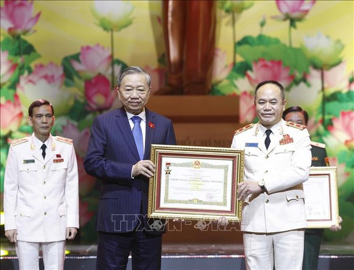 Tổng B&iacute; thư T&ocirc; L&acirc;m t&ocirc;n vinh những b&ocirc;ng hoa đẹp nhất trong thi đua y&ecirc;u nước - Ảnh 4.