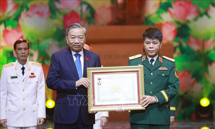 Tổng B&iacute; thư T&ocirc; L&acirc;m t&ocirc;n vinh những b&ocirc;ng hoa đẹp nhất trong thi đua y&ecirc;u nước - Ảnh 5.