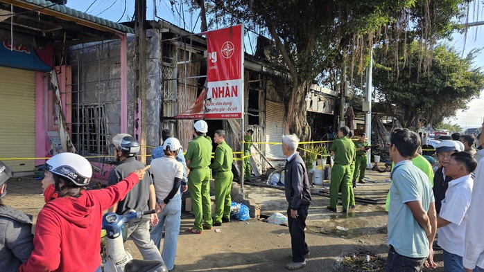 Cấp cứu ch&aacute;u b&eacute; 1 th&aacute;ng tuổi trong vụ hỏa hoạn Đắk Lắk khiến 4 người tử vong - Ảnh 1.