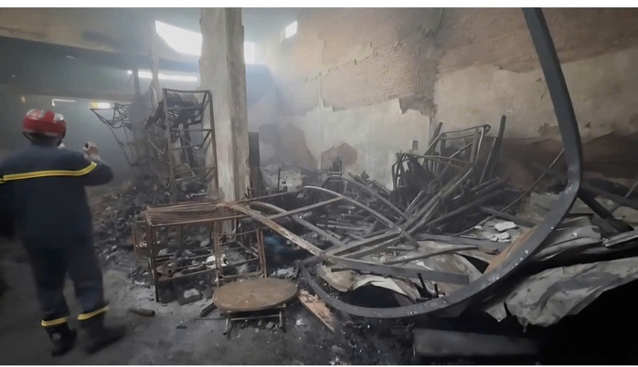 Ch&aacute;y nh&agrave; Đắk Lắk khiến 4 người thiệt mạng , b&eacute; 1 th&aacute;ng tuổi tho&aacute;t chết trong l&ograve;ng cha - Ảnh 1.