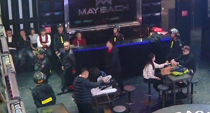 Cảnh s&aacute;t đột k&iacute;ch qu&aacute;n bar nổi tiếng Ninh B&igrave;nh, phạt hiện 30 người dương t&iacute;nh ma t&uacute;y - Ảnh 1.