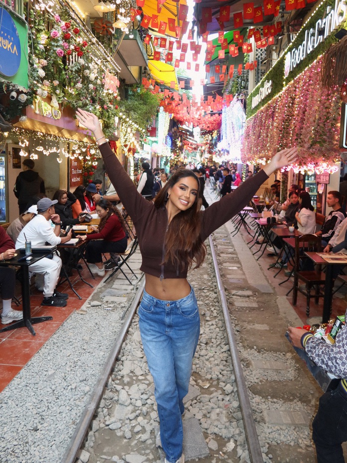 Mỹ nh&acirc;n Brazil nhận ch&uacute;c ph&uacute;c khi được cầu h&ocirc;n tại Vịnh Hạ Long - Ảnh 1.