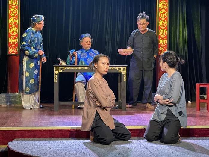 NSND Trịnh Kim Chi t&aacute;i diễn "Vụ &aacute;n trộm trứng g&agrave;" mang qu&agrave; t&ugrave; thiện cho người ngh&egrave;o ở miền Trung  - Ảnh 4.