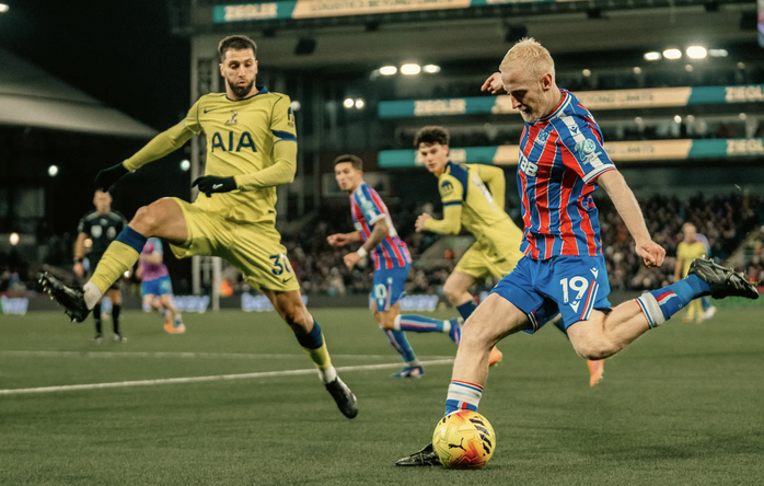 Sao trẻ tỏa s&aacute;ng, Tottenham nhọc nhằn vượt Crystal Palace - Ảnh 1.