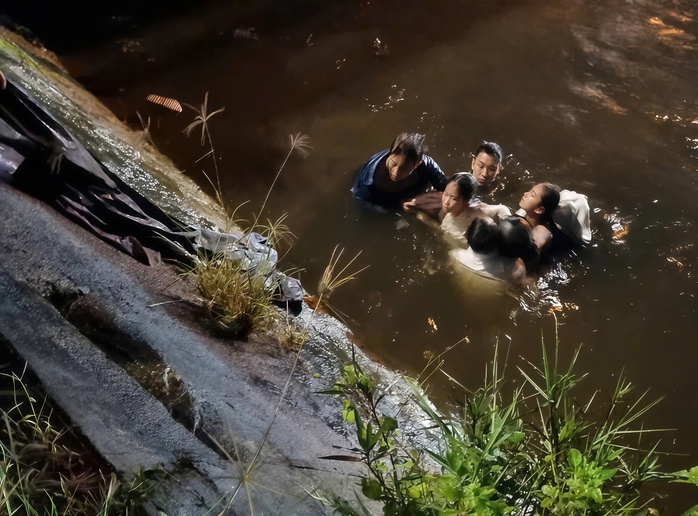 Khoảnh khắc sinh tử dưới k&ecirc;nh nước ở Bắc Gianh - Ảnh 1.