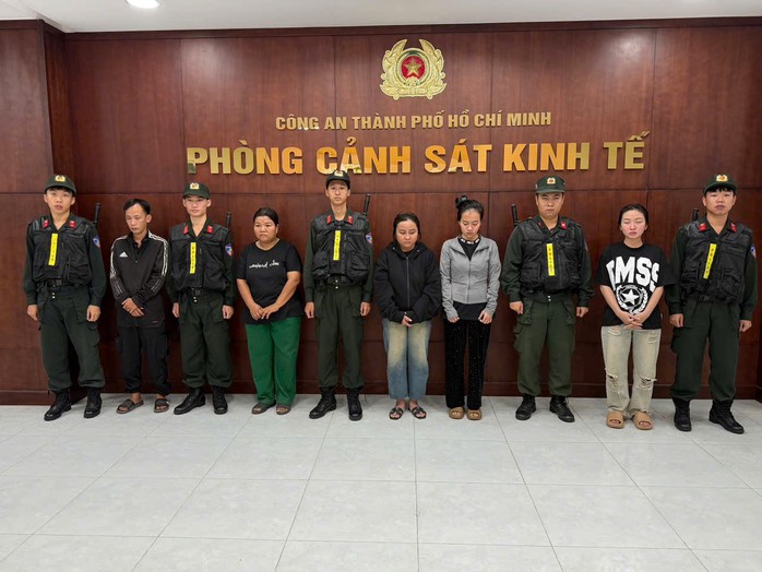 C&ocirc;ng an TPHCM kh&aacute;m x&eacute;t 2 địa điểm, bắt 5 người - Ảnh 1.