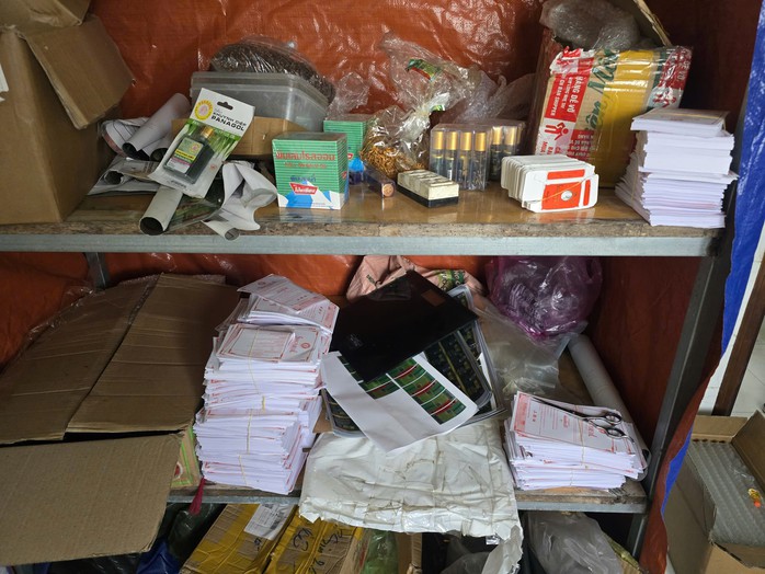 C&ocirc;ng an TPHCM kh&aacute;m x&eacute;t 2 địa điểm, bắt 5 người - Ảnh 3.