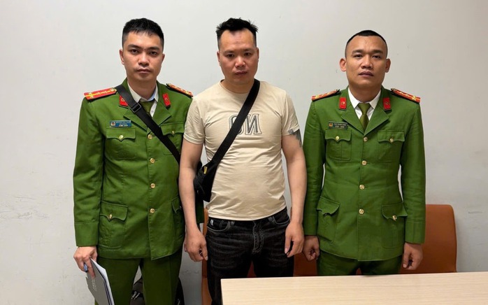 L&ecirc; Văn H&ugrave;ng ra đầu th&uacute; ngay khi xuống m&aacute;y bay Nội B&agrave;i sau thời gian lẩn trốn - Ảnh 1.