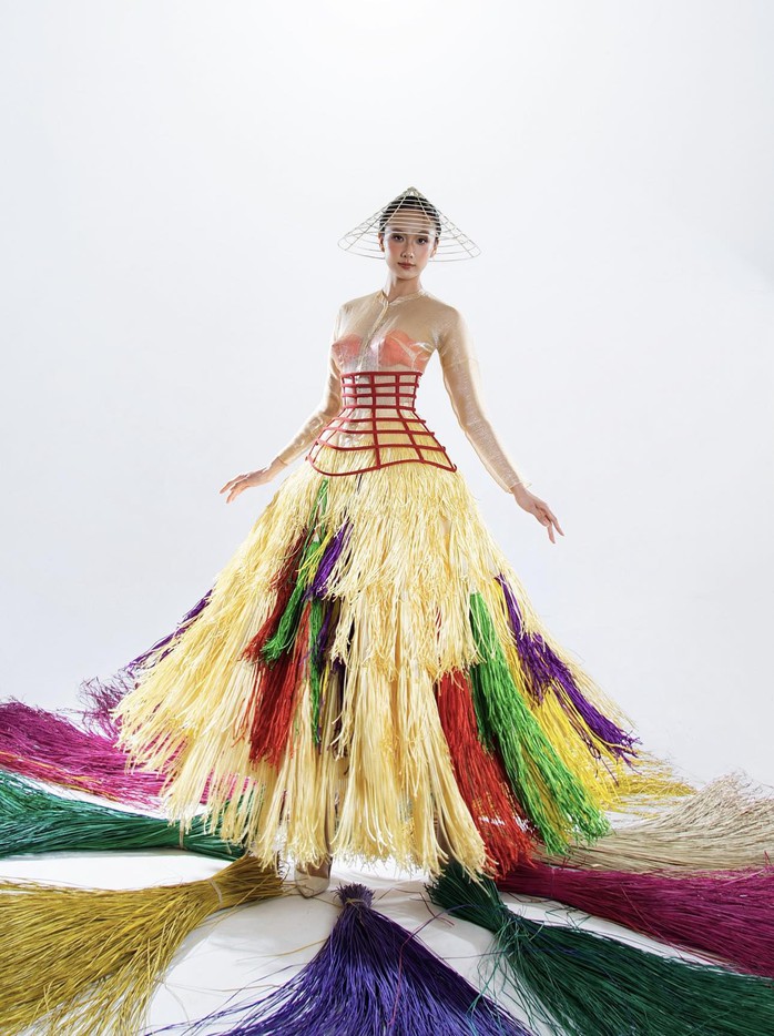 B&ugrave;i Ho&agrave;ng &Acirc;n v&agrave; h&agrave;nh tr&igrave;nh "dệt" k&yacute; ức l&agrave;ng nghề v&agrave;o thời trang đương đại - Ảnh 4.