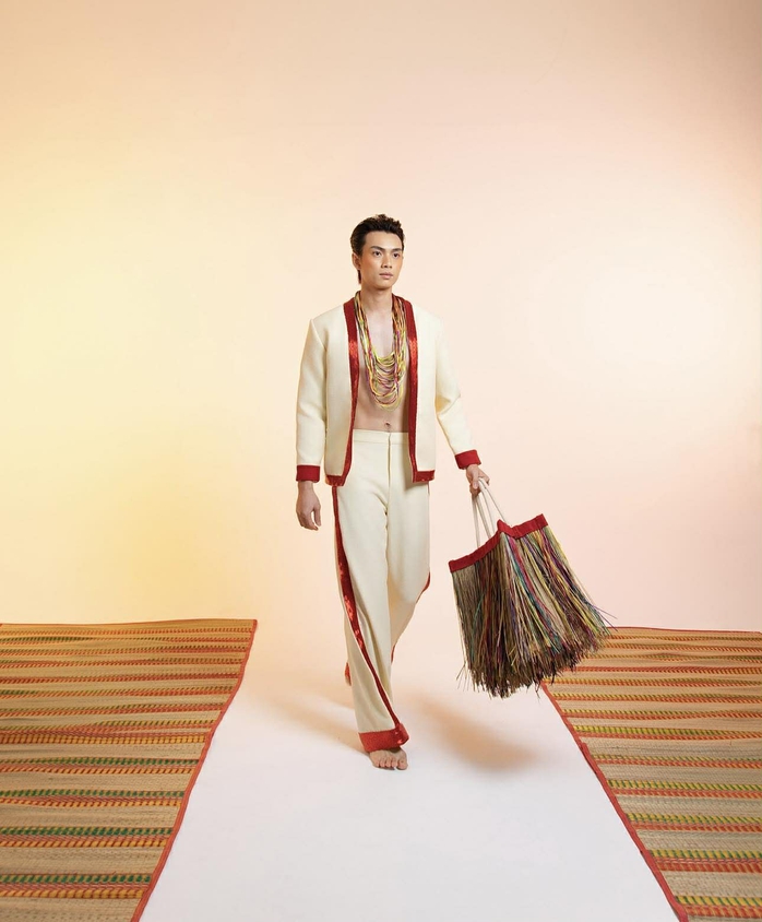 B&ugrave;i Ho&agrave;ng &Acirc;n v&agrave; h&agrave;nh tr&igrave;nh "dệt" k&yacute; ức l&agrave;ng nghề v&agrave;o thời trang đương đại - Ảnh 6.