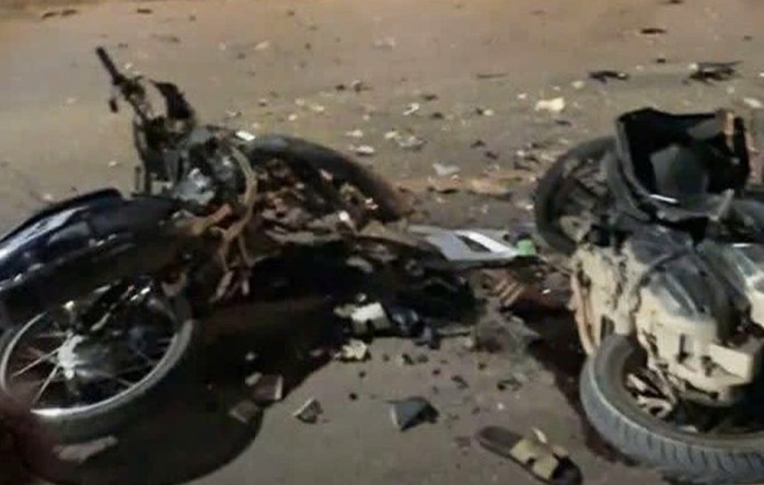 Hai xe m&aacute;y t&ocirc;ng trực diện, 3 người tử vong - Ảnh 1.