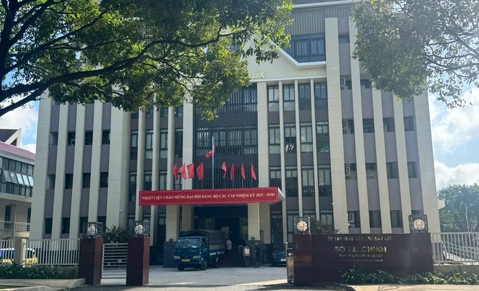 Chủ tịch UBND tỉnh Đắk Lắk ph&ecirc; b&igrave;nh Gi&aacute;m đốc Sở T&agrave;i ch&iacute;nh - Ảnh 1.