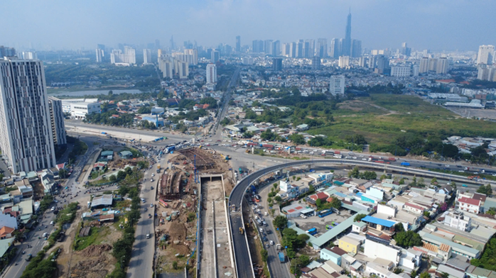 C&ocirc;ng trường s&ocirc;i động trước thềm năm mới - Ảnh 2.