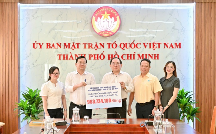 Người lao động Bệnh viện Đại học Y dược TPHCM đ&oacute;ng g&oacute;p gần 1 tỉ đồng hỗ trợ đồng b&agrave;o v&ugrave;ng b&atilde;o lũ - Ảnh 1.