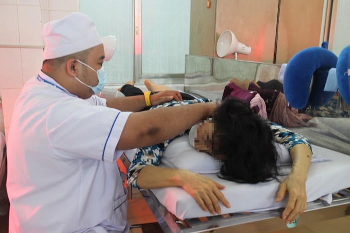 Ch&oacute;ng mặt, nguy cơ tiềm ẩn đột quỵ - Ảnh 1.