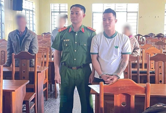 Bắt tạm giam 2 đối tượng g&acirc;y rối, đập ph&aacute; c&acirc;y xăng - Ảnh 1.