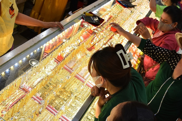 Gi&aacute; v&agrave;ng h&ocirc;m nay 30-12: Gi&aacute; v&agrave;ng thế giới giảm 2 - Ảnh 1.