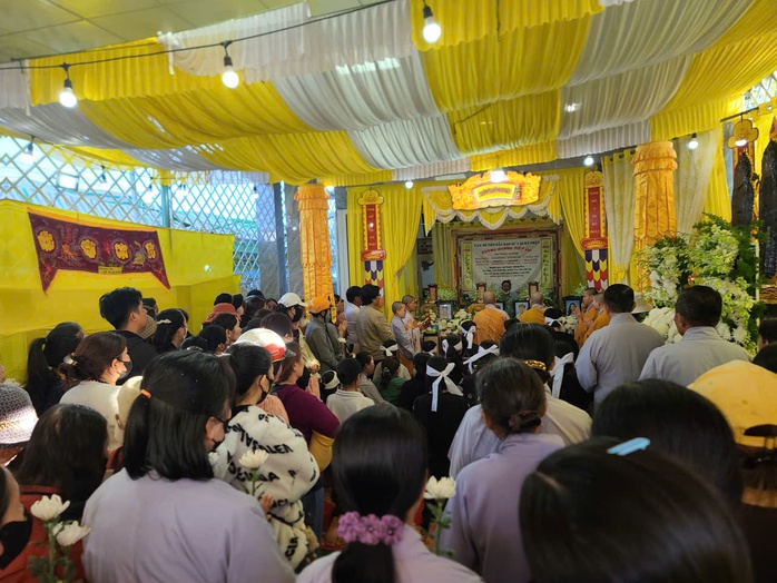 D&ograve;ng người tiễn đưa 4 nạn nh&acirc;n vụ ch&aacute;y nh&agrave; ở Đắk Lắk x&oacute;t xa v&agrave; cảm động - Ảnh 1.