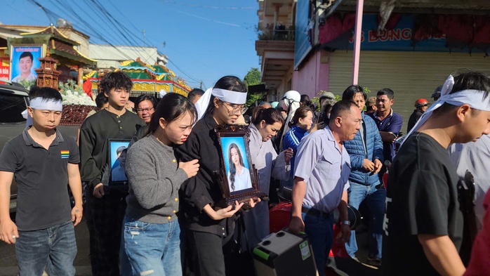 D&ograve;ng người tiễn đưa 4 nạn nh&acirc;n vụ ch&aacute;y nh&agrave; ở Đắk Lắk x&oacute;t xa v&agrave; cảm động - Ảnh 5.