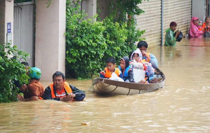 Lăn xả trong lũ dữ - Ảnh 1.