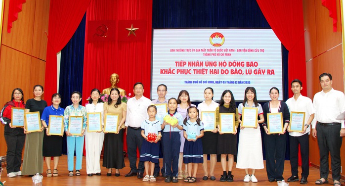 TPHCM tiếp nhận thêm hơn 20 tỉ đồng ủng hộ đồng bào bị thiệt hại do bão lũ - Ảnh 3.