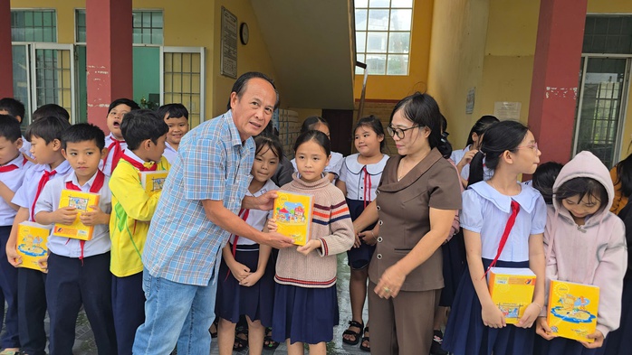 Thắp lên niềm vui đến trường - Ảnh 1. Thắp lên niềm vui đến trường - Ảnh 1.