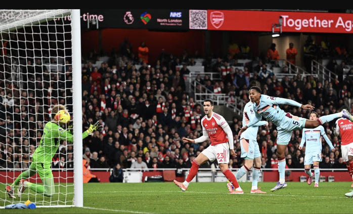Đánh bại Brentford, Arsenal giữ vững ngôi đầu Ngoại hạng - Ảnh 2.