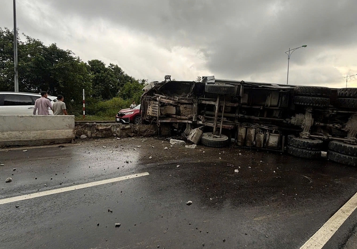 Khánh Hòa: Mưa lớn, xe tải lật nhào đèo Cù Hin nối sân bay Cam Ranh ách tắc - Ảnh 1.