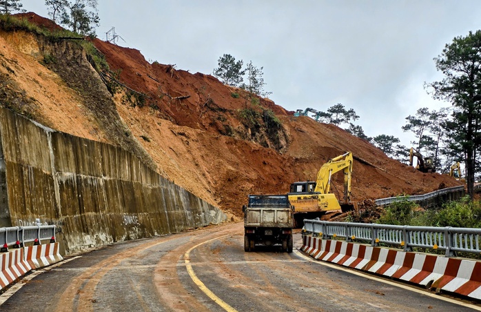 Đèo Gia Bắc và đèo D'ran lại sạt lở trong mưa lớn, người dân chưa được lưu thông - Ảnh 4.