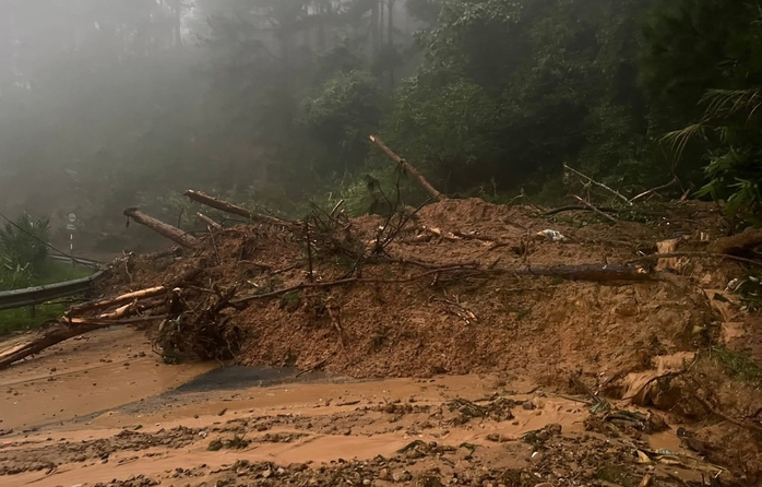 Đèo Gia Bắc và đèo D'ran lại sạt lở trong mưa lớn, người dân chưa được lưu thông - Ảnh 2.