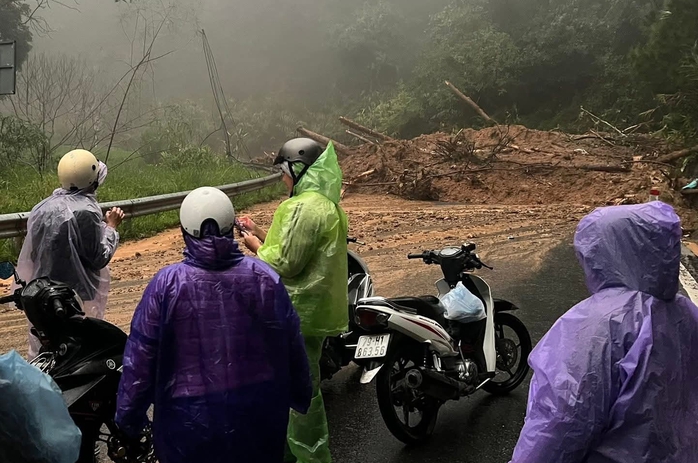 Đèo Gia Bắc và đèo D'ran lại sạt lở trong mưa lớn, người dân chưa được lưu thông - Ảnh 3.