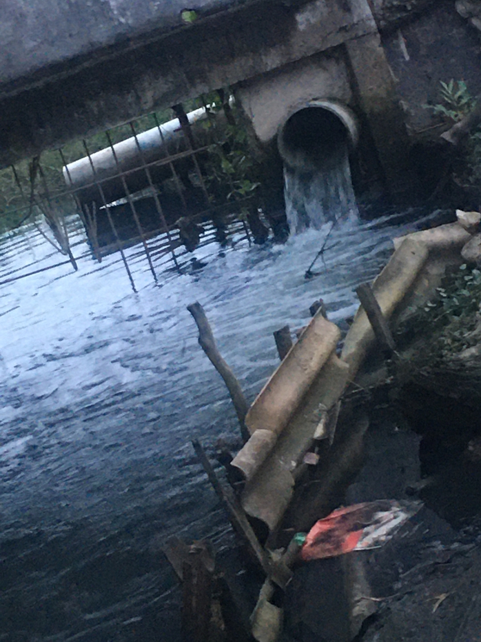 Nhiều người dân ở Tây Ninh bức xúc với dòng kênh nước đen hôi thối - Ảnh 1.