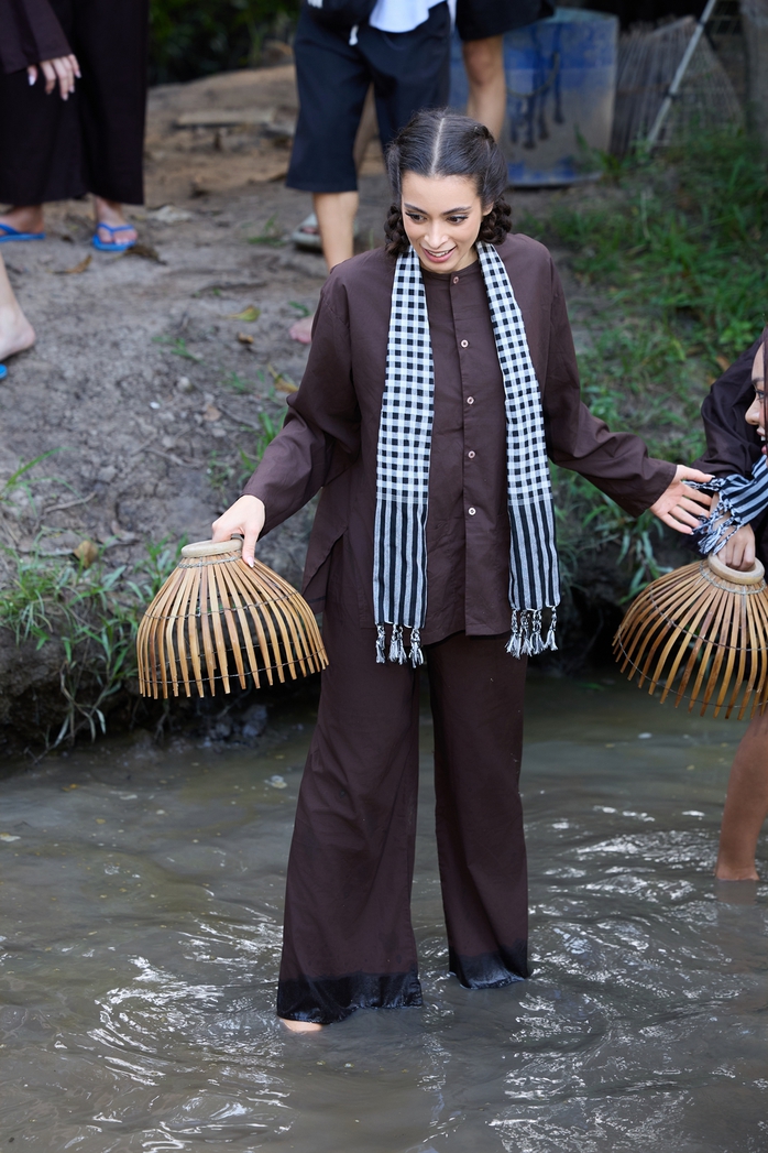 Nhìn mấy "bà Tây" thi hoa hậu mặc bà ba, đeo khăn rằn,… - Ảnh 3.