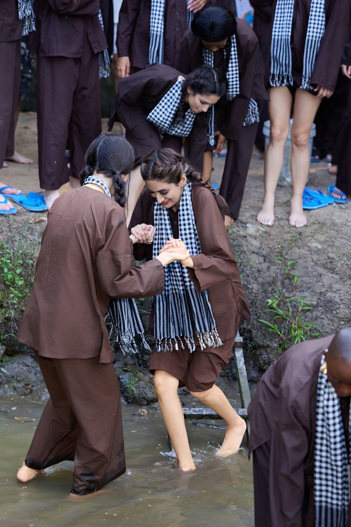 Nhìn mấy "bà Tây" thi hoa hậu mặc bà ba, đeo khăn rằn,… - Ảnh 4.