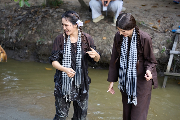 Nhìn mấy "bà Tây" thi hoa hậu mặc bà ba, đeo khăn rằn,… - Ảnh 8.