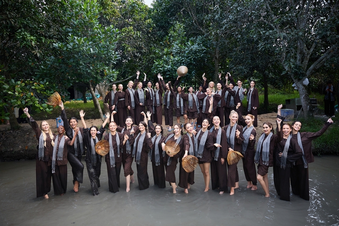 Nhìn mấy "bà Tây" thi hoa hậu mặc bà ba, đeo khăn rằn,… - Ảnh 1.