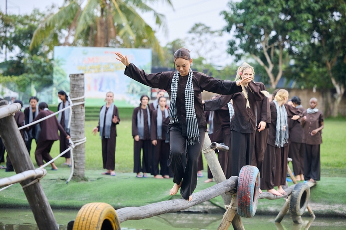 Nhìn mấy "bà Tây" thi hoa hậu mặc bà ba, đeo khăn rằn,… - Ảnh 5.