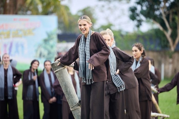 Nhìn mấy "bà Tây" thi hoa hậu mặc bà ba, đeo khăn rằn,… - Ảnh 6.