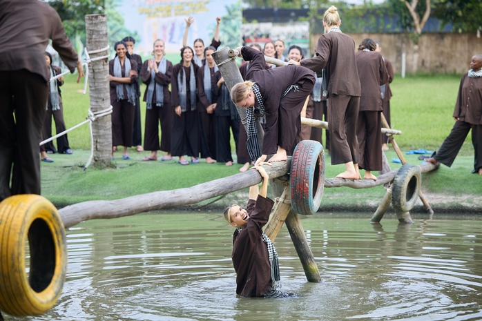 Nhìn mấy "bà Tây" thi hoa hậu mặc bà ba, đeo khăn rằn,… - Ảnh 2.