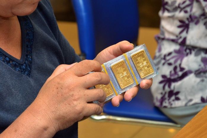 Giá vàng hôm nay 4-12: Tiếp tục sụt giảm - Ảnh 1.