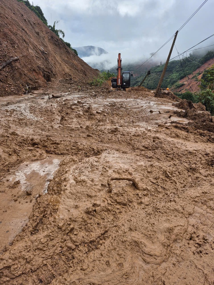 Khánh Hòa: Mưa lớn uy hiếp đường đèo, đèo Khánh Lê 3 đợt nổ mìn phá đá - Ảnh 3.