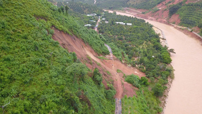 Khánh Hòa: Mưa lớn uy hiếp đường đèo, đèo Khánh Lê 3 đợt nổ mìn phá đá - Ảnh 2.