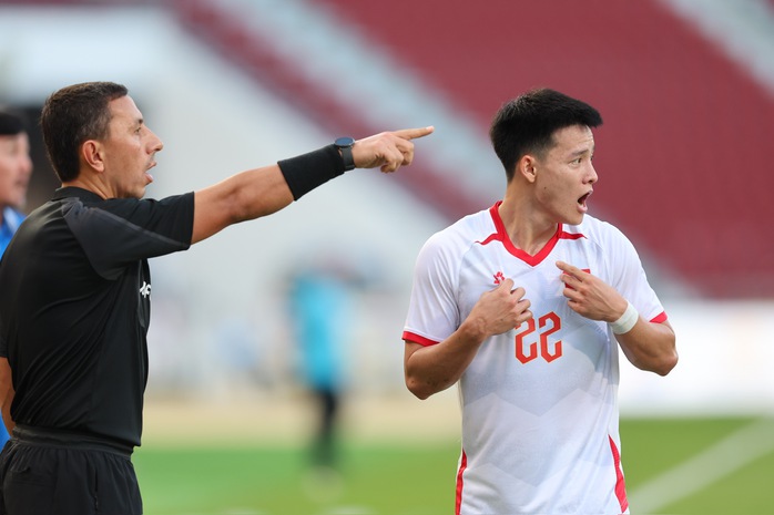Clip bàn thắng gây tranh cãi của Nguyễn Đình Bắc tại SEA Games 33 - Ảnh 5.
